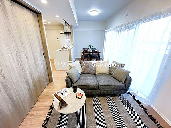開放感とデザインの共存、我が家の室内を華やかに演出してくれる見事な空間です。時には家族の笑い声がこだまし、時にはゆったりと落ち着く時が流れ、どんな時間も包み込んでくれるような安心感があります。
