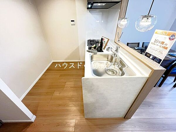 キッチンスペースは明るい空間に！細部にまで施された上質なアイテムが快適な日常生活を叶えてくれます。お料理もしやすく、お子様の様子を見ながら家事も出来ます！