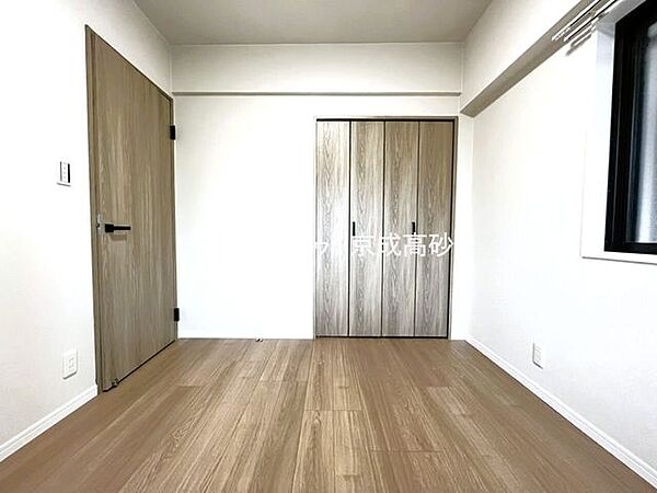 お子様の成長と共に「住まい方」も変化していきます。居室にはクローゼットを完備し、自由度の高い家具の配置が叶うシンプルな空間です。