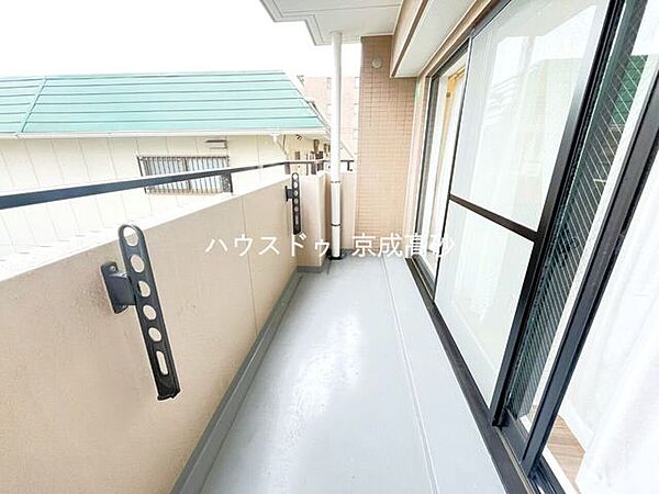 暖かい陽ざしが差込むバルコニー。晴れた日には洗濯物が良く乾きます。風通しも良好です。