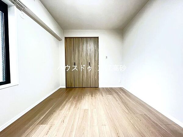 家族一人ひとりの大切なプライベート空間。趣味に合わせて使って頂けるようシンプルに仕上げてあります。暮らし心地を大きく左右する収納をしっかり確保した使い勝手のいいお部屋です。