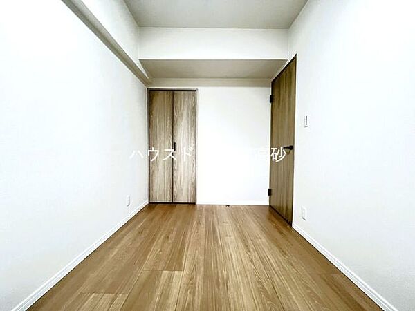リビングで楽しく過ごした後はゆっくりくつろぐ時間を満喫できます。過ぎ行く時間をゆったりと感じることができる落ちついたプライベートルーム。