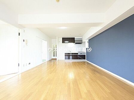 室内には豊かな陽光が注ぎ込み、爽やかな住空間を演出。ホームパーティーでもゲストと一緒に料理を楽しみながら楽しい時間を過ごせそうですね。明るく開放的な空間が広がるリビングダイニング。