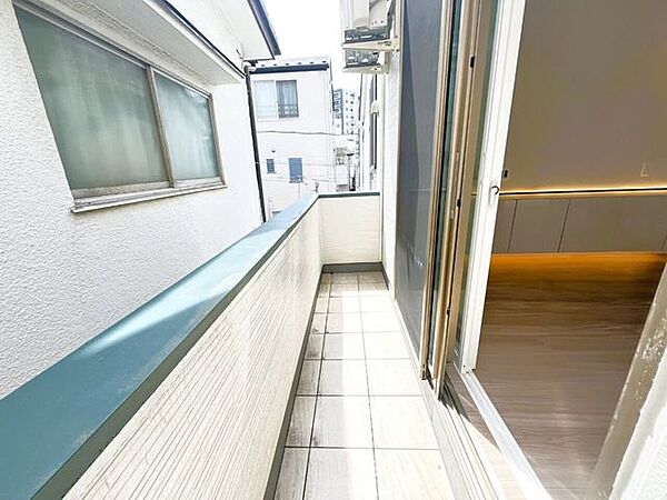 暖かい陽ざしが差込むバルコニー。晴れた日には洗濯物が良く乾きます。風通しも良好です。