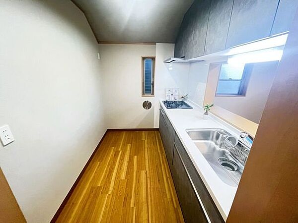 キッチンスペースは明るい空間に！細部にまで施された上質なアイテムが快適な日常生活を叶えてくれます。お料理もしやすく、お子様の様子を見ながら家事も出来ます！