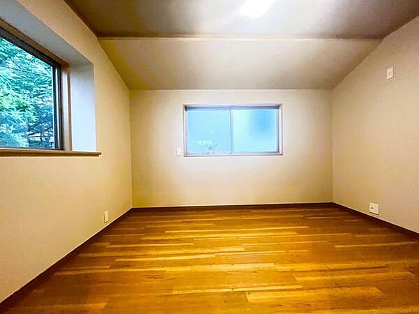 ・寝室は2面採光でとっても明るいお部屋です。お日様の光がサンサンと入るお部屋は気持ちがいいですね！