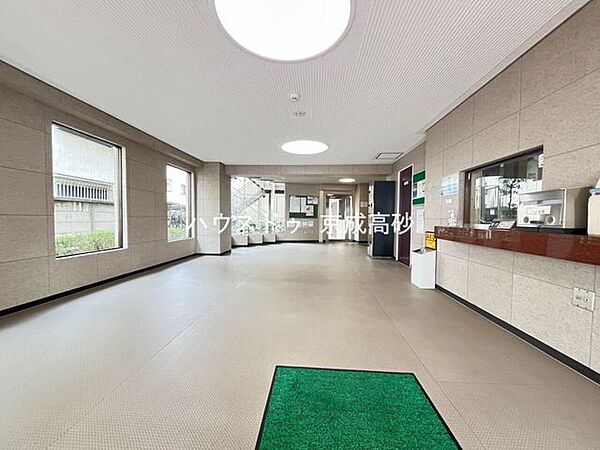 エントランスは毎日の行き帰りで使う大事な空間です。明るい基調で華やかなデザインなので、毎日も気持ちよく迎え入れられます。