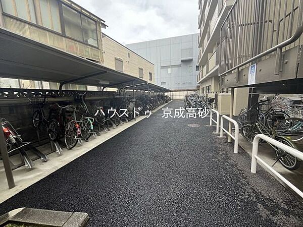 きちんと整備された駐輪場。住む方の心遣いが感じられます。空き状況は、お気軽にお問合せください。