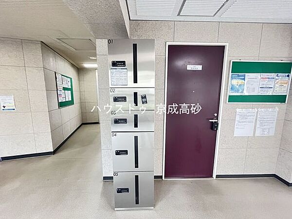 共用部分の宅配ボックスです。留守中の荷物受け取りもできるので、安心して外出ができますね。