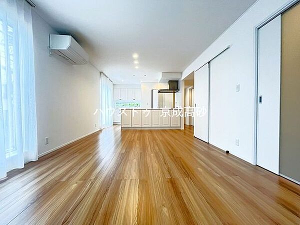 明るく開放的な空間が広がるリビングダイニング。室内には豊かな陽光が注ぎ込み、爽やかな住空間を演出。ホームパーティーでもゲストと一緒に料理を楽しみながら楽しい時間を過ごせそうですね。