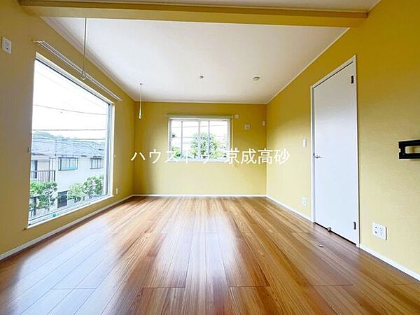 広々とした寝室。大き目のベッドも配置が可能です。