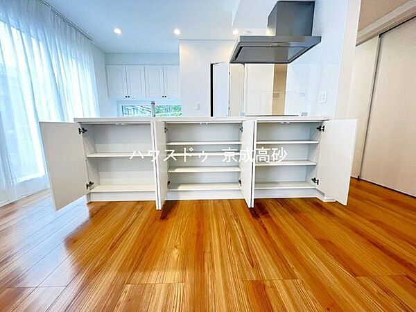 家族全員分の食器やストック食材がすっきり収まる大容量設計。キッチンのごちゃつきを解消し、毎日の家事効率を劇的にアップさせます