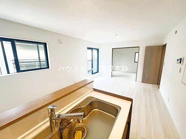 女性に人気の対面キッチン。お料理しながらご家族とのコミュニケーションが取れるのは対面だから出来ること。小さいお子様を見守りながらの家事は安心ですよね！