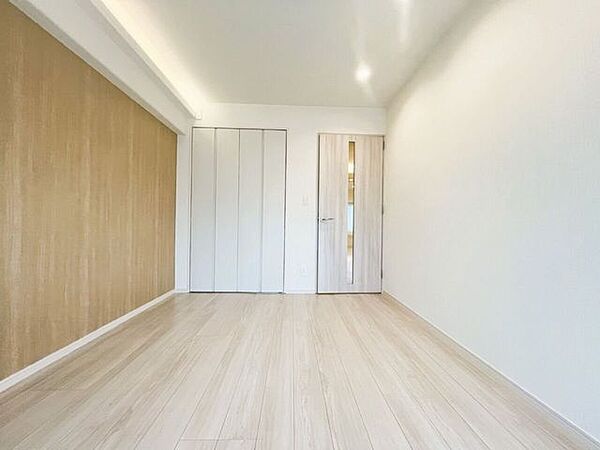 お子様の成長と共に「住まい方」も変化していきます。居室にはクローゼットを完備し、自由度の高い家具の配置が叶うシンプルな空間です。