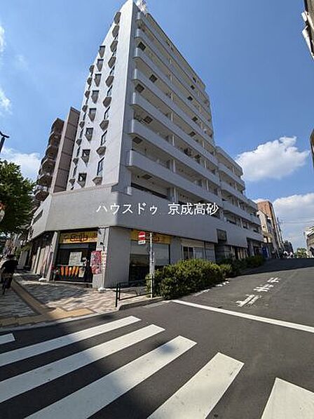 モダンで洗練されたデザイン。シンプルながらもスタイリッシュな印象を与え、周囲の環境とも調和しています。