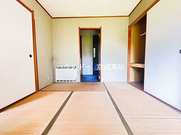 続き間の和室は、くつろぎ空間として、来客時は客間にもなります！畳の上でゴロゴロするのも良いですね。