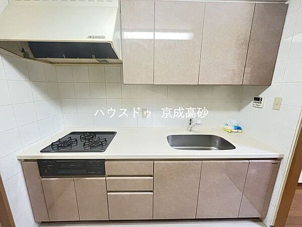 家族が並んで料理できる広々としたキッチンは、新しい生活に様々な物語を創り出します。土日はお父さんが料理の腕を振るいたくなるようなゆとりあるスペースです。
