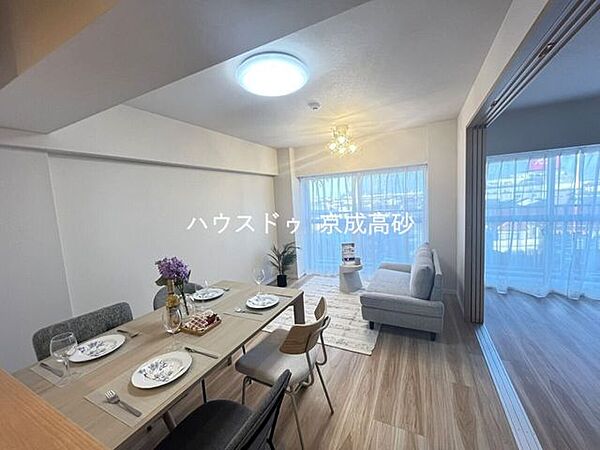 明るく開放的な空間が広がるリビングダイニング。室内には豊かな陽光が注ぎ込み、爽やかな住空間を演出。ホームパーティーでもゲストと一緒に料理を楽しみながら楽しい時間を過ごせそうですね。