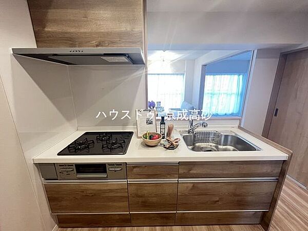 家族が並んで料理できる広々としたキッチンは、新しい生活に様々な物語を創り出します。土日はお父さんが料理の腕を振るいたくなるようなゆとりあるスペースです。