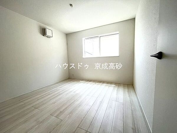 家族一人ひとりの大切なプライベート空間。趣味に合わせて使って頂けるようシンプルに仕上げてあります。暮らし心地を大きく左右する収納をしっかり確保した使い勝手のいいお部屋です。