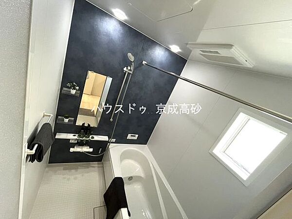広い浴槽で足を伸ばせば1日の疲れも癒されます。落ち着いた雰囲気で、毎日のバスタイムが楽しみになりそうです。