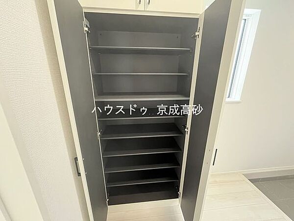 物入が玄関にあり、靴以外の収納も沢山できます。いつでも玄関をスッキリと片付けられ、身支度を簡単に済ませるにも最適です。