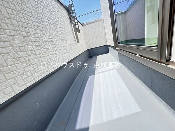 暖かい陽ざしが差込むバルコニー。晴れた日には洗濯物が良く乾きます。風通しも良好です。