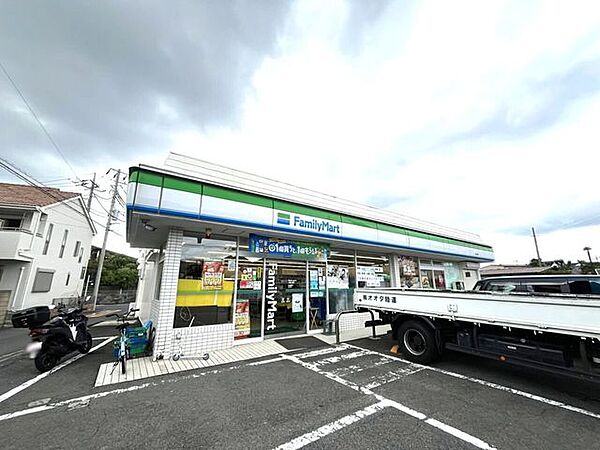 ファミリーマート 八潮大原店 160m