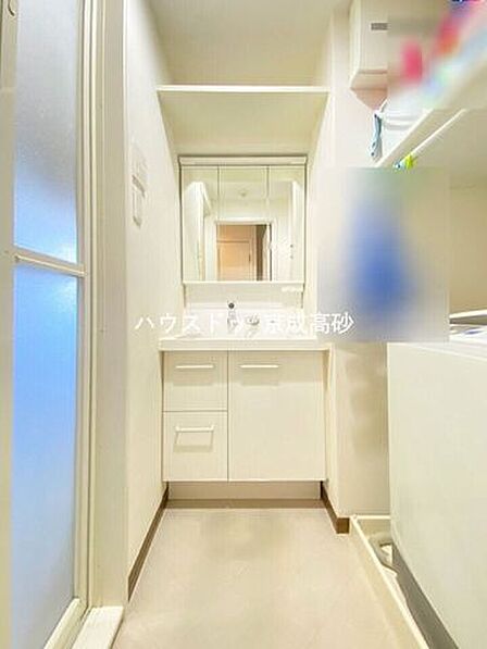 収納スペースもバッチリなこちらの洗面台。忙しい朝の時間にお役立ち!化粧品やヘアケア用品など細かな物も収納しておけるから「あれ?アレどこだっけ?」がありません。