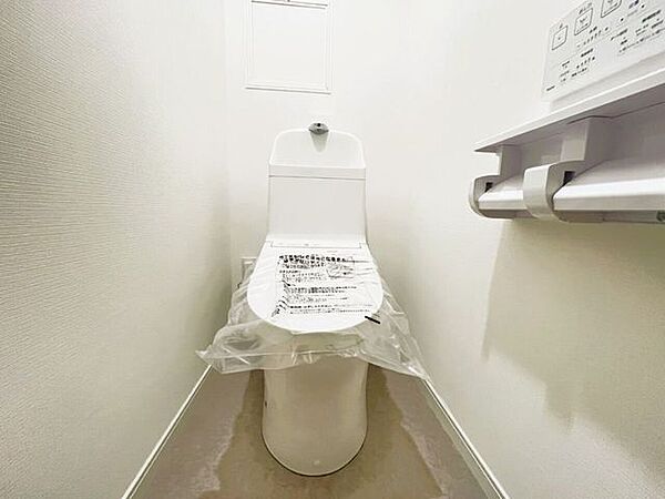 お掃除しやすい素材と機能にこだわったトイレはいつまでもキレイが続きます。少ない水量で洗浄できる、環境にもお財布にもやさしいエコなトイレです。
