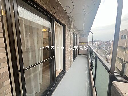 暖かい陽ざしが差込むバルコニー。晴れた日には洗濯物が良く乾きます。風通しも良好です。