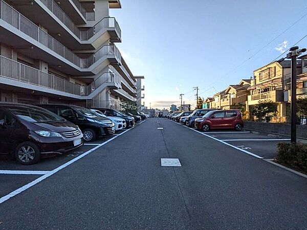 敷地内にある駐車スペースです。空き状況は、お気軽にお問合せください。