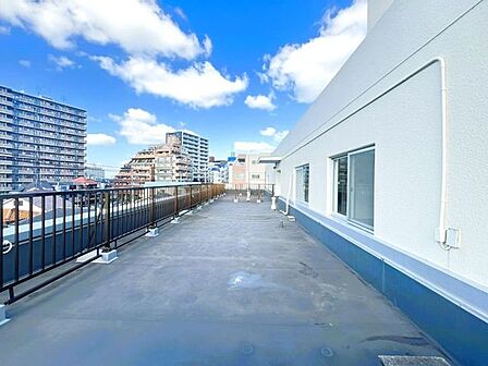 暖かい陽ざしが差込むバルコニー。晴れた日には洗濯物が良く乾きます。風通しも良好です。