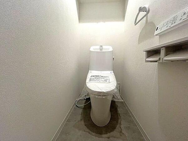 お掃除しやすい素材と機能にこだわったトイレはいつまでもキレイが続きます。少ない水量で洗浄できる、環境にもお財布にもやさしいエコなトイレです。