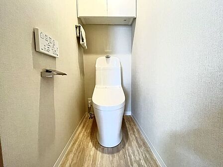 お掃除しやすい素材と機能にこだわったトイレはいつまでもキレイが続きます。少ない水量で洗浄できる、環境にもお財布にもやさしいエコなトイレです。