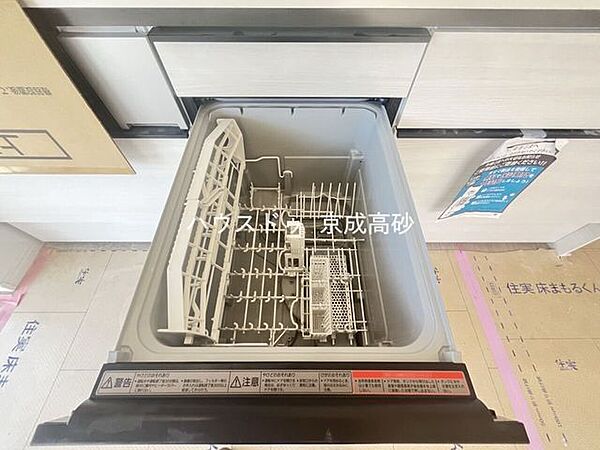 家事の時短に効果大の食洗器付き。高温でパワフルに洗い、温風乾燥します。手洗いよりも節水・節約が可能です。一度使うと手放せないですよ！