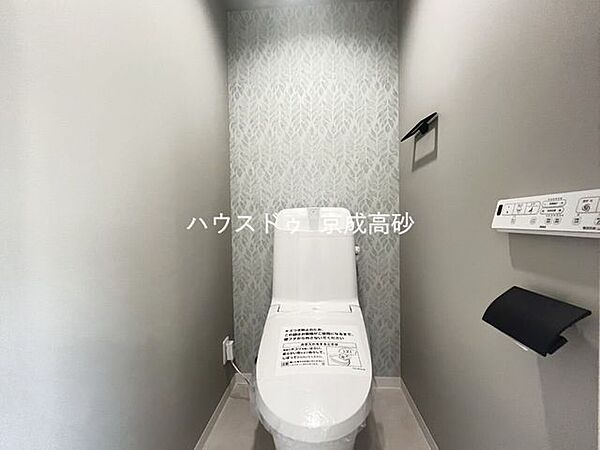 洗浄付き便座が魅力的なトイレです♪毎日使用する場所だからこそ、いつも清潔な空間であって頂けるよう配慮しました。窓で換気はばっちり、デザインもシンプルで清潔感が漂います。