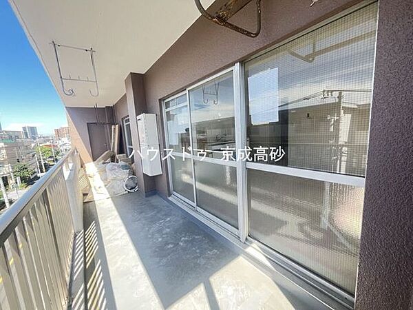 暖かい陽ざしが差込むバルコニー。晴れた日には洗濯物が良く乾きます。風通しも良好です。