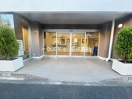 足を踏み入れると静穏な時間が流れるエントランスホール。心やすらぐ憩いのスペース。ゆったりと寛ぎながら、思い思いの時間を過ごせる空間です。