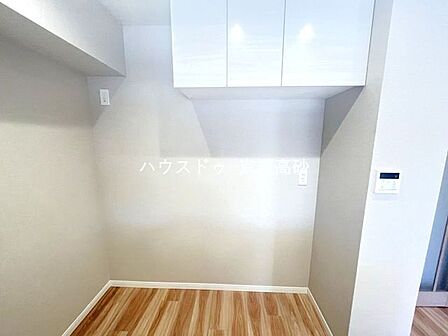 収納が充実したキッチンでママさんに嬉しい仕様となっております♪ついついストックしてしまう食材も備え付けの収納のおかげで保管がらくらくですね。綺麗で清潔なキッチンは毎日のお料理を気持ちよくしてくれます。