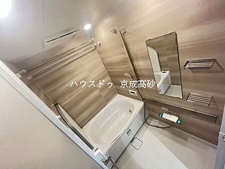 広い浴槽で足を伸ばせば1日の疲れも癒されます。落ち着いた雰囲気で、毎日のバスタイムが楽しみになりそうです。