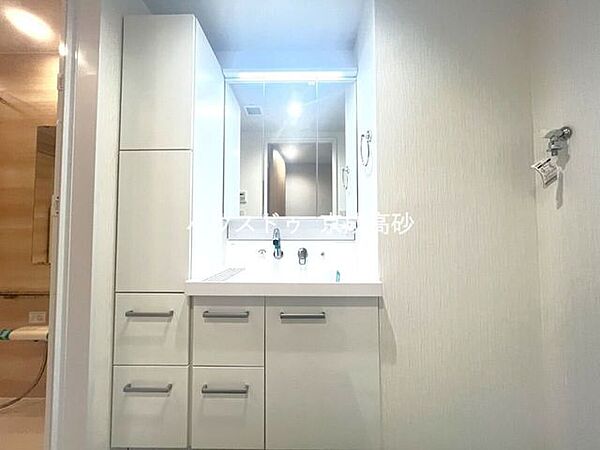 十分な大きさの洗面台は収納もさる事ながら、身だしなみチェックや歯磨きなど、朝の慌ただしい時間でもゆとりあるスペースで余裕を感じていただけます。