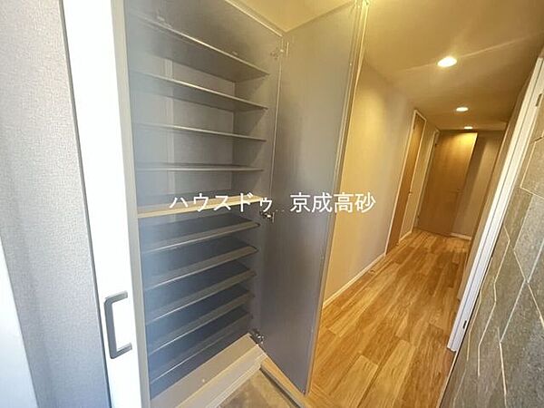 物入が玄関にあり、靴以外の収納も沢山できます。いつでも玄関をスッキリと片付けられ、身支度を簡単に済ませるにも最適です。