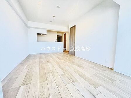 オシャレなリビングでゆったりとしたひとときを過ごしませんか?大切なご家族が集まるからこそLDKはこだわりたいですよね!家族だんらんの時間が自然と増えそうなこだわりの空間です。