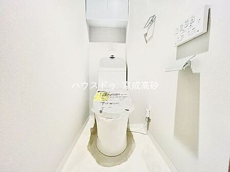 洗浄付き便座が魅力的なトイレです♪毎日使用する場所だからこそ、いつも清潔な空間であって頂けるよう配慮しました。窓で換気はばっちり、デザインもシンプルで清潔感が漂います。