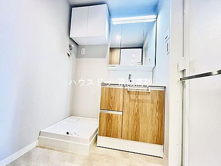 十分な大きさの洗面台は収納もさる事ながら、身だしなみチェックや歯磨きなど、朝の慌ただしい時間でもゆとりあるスペースで余裕を感じていただけます。