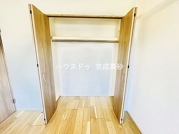 大型のクローゼットです！これだけの収納力があれば部屋もスッキリ保てますよ！
