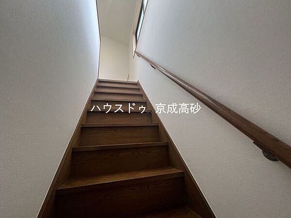 手すり付き階段で上り下りも安心です。