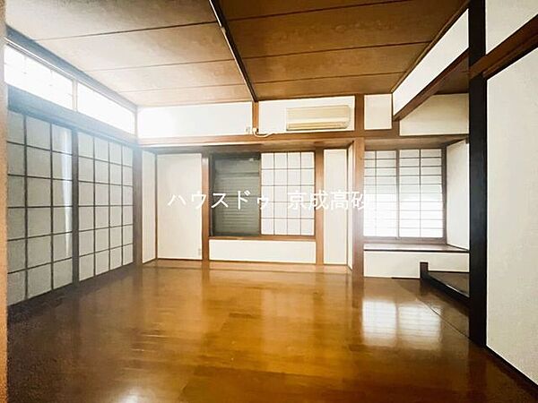 清潔感と心が落ち着くホワイトの壁紙。毎日の生活を少しでも快適に過ごして頂ける様、飽きのこない明るい雰囲気を大切にいたしました。
