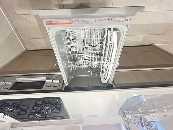 家事の時短に効果大の食洗器付き。高温でパワフルに洗い、温風乾燥します。手洗いよりも節水・節約が可能です。一度使うと手放せないですよ！